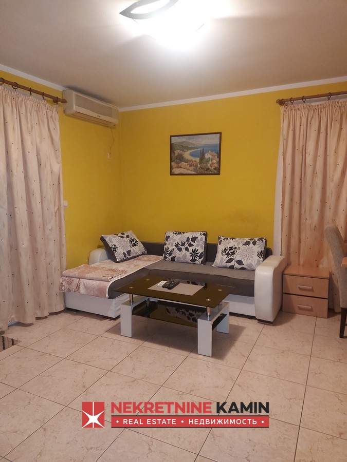 Izdaje se jednosoban stan u naselju Rozino, Budva